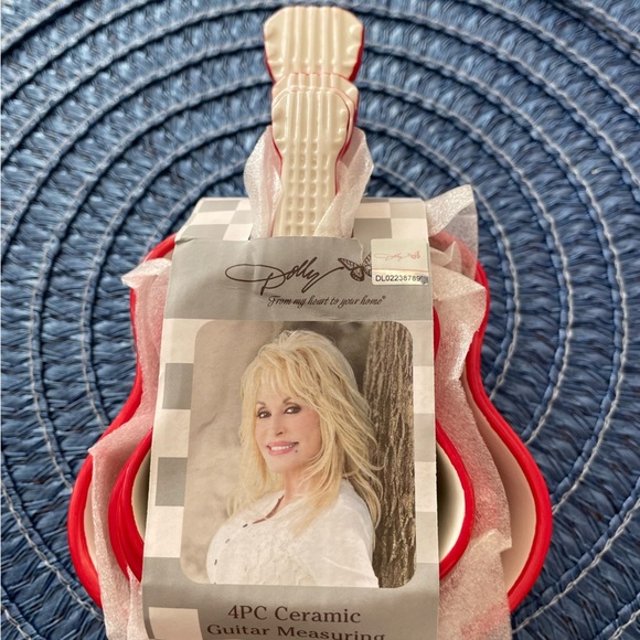 Dolly Parton Four Piece Guitar Shaped Ceramic Measuring Cup Set BRAND NEW!! - Picture 2 of 4